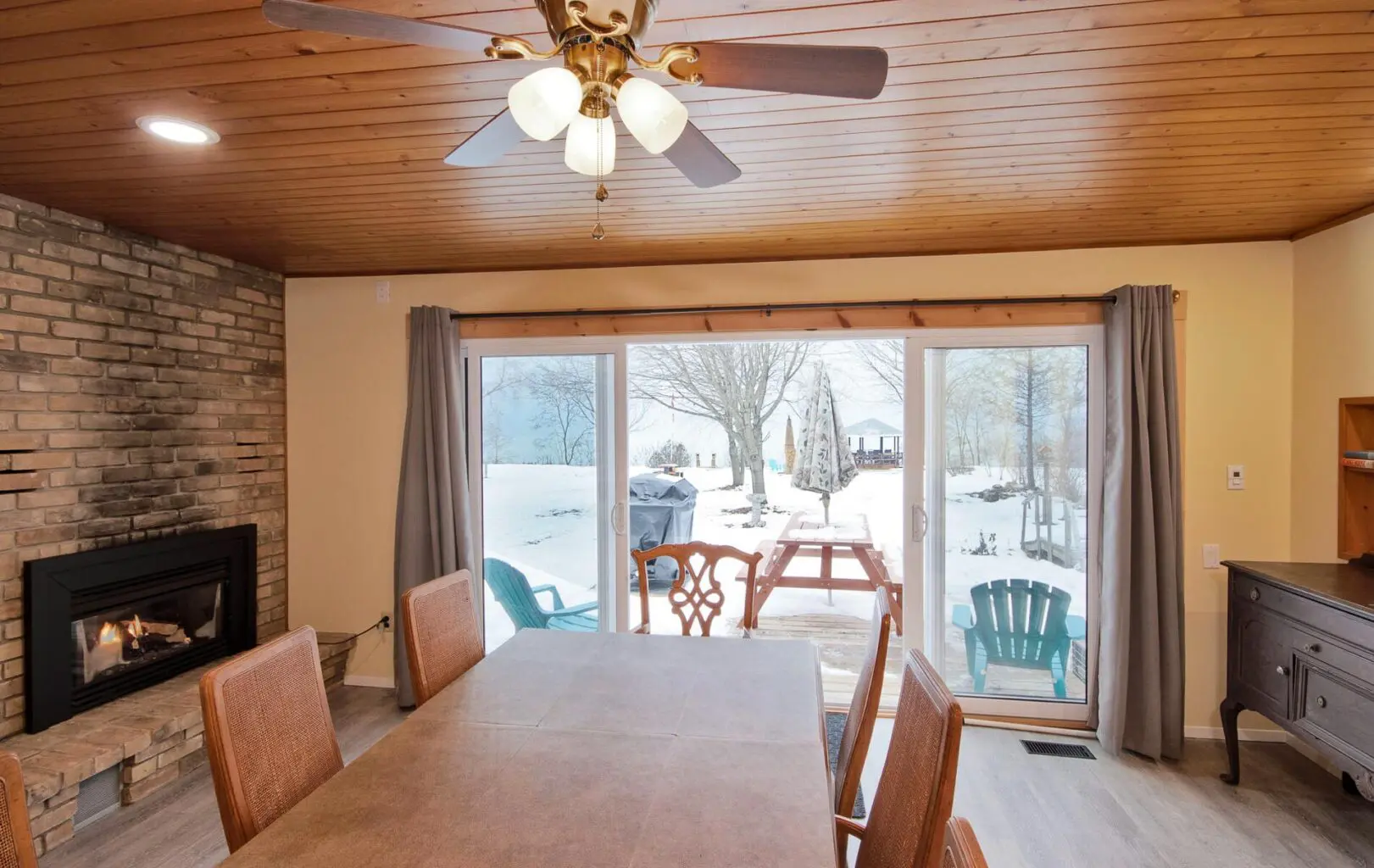 FEATURE Bluewater Sunset lakefront winter cottage rental ontario pet friendly cabin southern ontario resort christmas -12