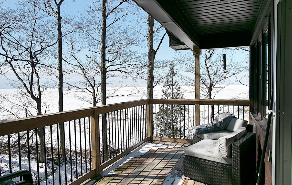 HideAway 3 bedroom Winter Christmas Lakefront Lakeview pet friendly dog cottage rental bayfield grandbend lake huron ontario