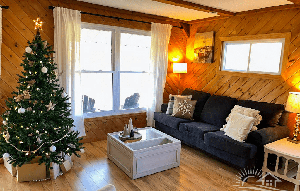WINTER Happy Hideaway cottage vacation rental pet friendly 3bedroom bayfield goderich grand bend lake huron ontario cottage rental public beach access3)