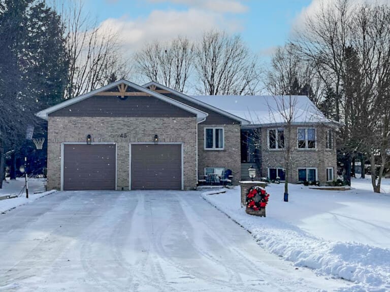 Lakeside Layover lakeview beachfront cottage vacation rental pet friendly 5bedroom bayfield goderich grand bend lake huron ontario cottage rental 1