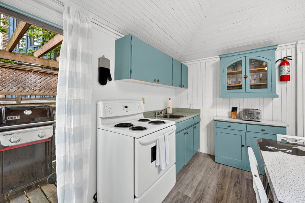 Sunset Shores vacation rental pet friendly 2 bedroom bayfield goderich grand bend lake huron kincardine lakefront ontario cottage rental 7 19